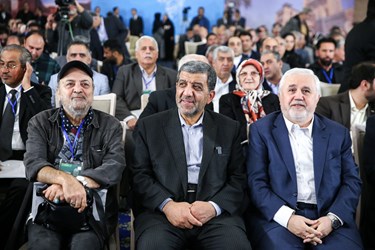 از راست: علی دارابی قائم‌مقام وزیر میراث‌فرهنگی و سید عزت‌الله ضرغامی وزیر میراث‌فرهنگی، گردشگری و صنایع‌دستی و سیروس مقدم کارگردان مجموعه‌های تلویزیونی در مراسم افتتاح انجمن خیرین میراث‌فرهنگی