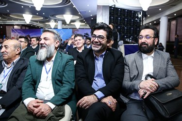 از راست: فرزاد جمشیدی و فرزاد حسنی و رضا امیراحمدی مجریان تلویزیون در مراسم افتتاح انجمن خیرین میراث‌فرهنگی