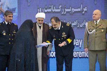 تقدیر از خانواده های شهدا توسط   امیر دریادار شهرام ایرانی فرمانده نیروی دریایی ارتش در دیدار وابستگان خارجی نظامی 