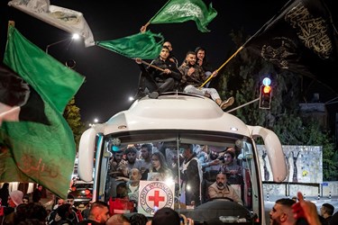 فلسطینی ها اتوبوس صلیب سرخ حامل اسرای فلسطینی را که در ازای گروگان‌هایی که توسط حماس از نوار غزه آزاد شده بودند، محاصره کردند.