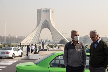 ماسک زدن اقشار مختلف مردم به دلیل آلودگی هوای تهران