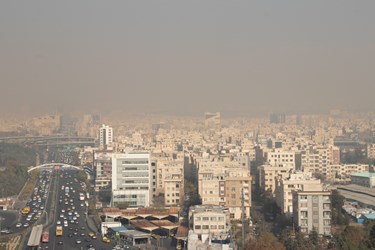 نمایی از خیابان آزادی غرق مه و دود 