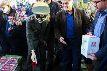 تقدیر امیر حاتمی از خانواده شهدای اصحاب رسانه در بهشت زهرا