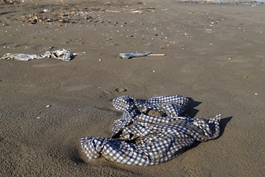 زباله در ساحل دریای چالوس