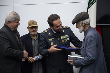 تقدیر ازخنواده های شهدا توسط امیرسرتیپ فرزاد اسماعیلی درمراسم  رونمایی از کتاب پرونده ای برای هواپیماربایی