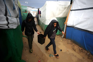  آوارگان فلسطینی در هوای بارانی