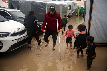  آوارگان فلسطینی در هوای بارانی