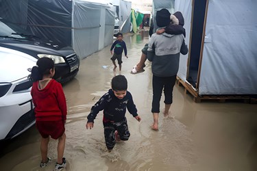  آوارگان فلسطینی در هوای بارانی