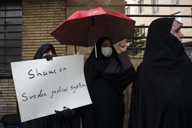 تجمع اعتراضی علیه حکم حمید نوری مقابل سفارت سوئد
