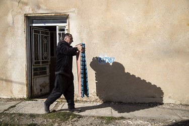 فایق تشک های سالن گردمیران را برای بردن به روستای صادق آباد که امکانات بهتری دارد جمع آوری می کند