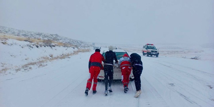 امدادرسانی به ۶ خودرو گرفتار شده در برف محور شاهین‌دژ-تکاب