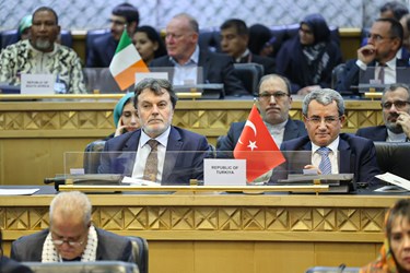 از راست:  احمد ییلدیز معاون وزیر امورخارجه ترکیه و حجابی کرلانگیچ سفیر ترکیه در ایران در  نشست بین‌المللی تهران درباره «فلسطین»