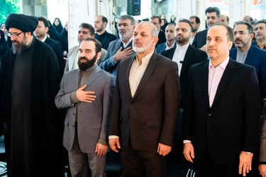ادای احترام به سرود ملی جمهوری اسلامی ایران در مراسم روز ملی ثبت احوال
