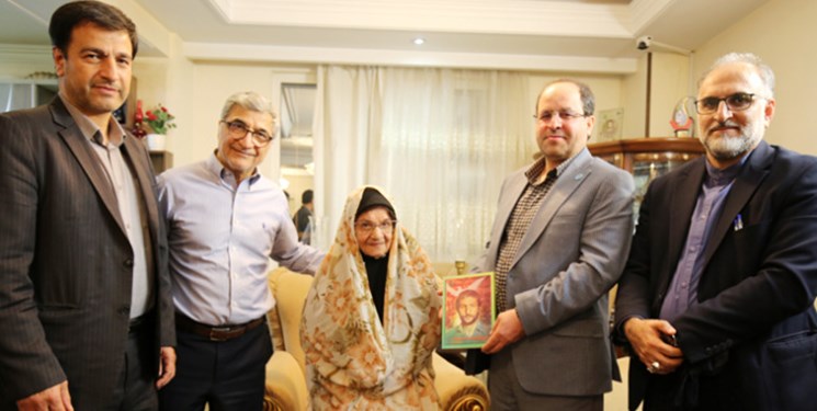 اعطای مدال نقره‌ای دانشگاه تهران به مادر شهید رجب‌بیگی
