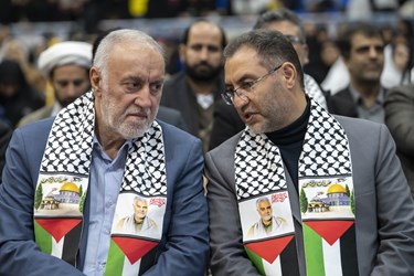 از چپ: علی فخاری نظامی استاندار تهران در تجمع دختران حاج قاسم