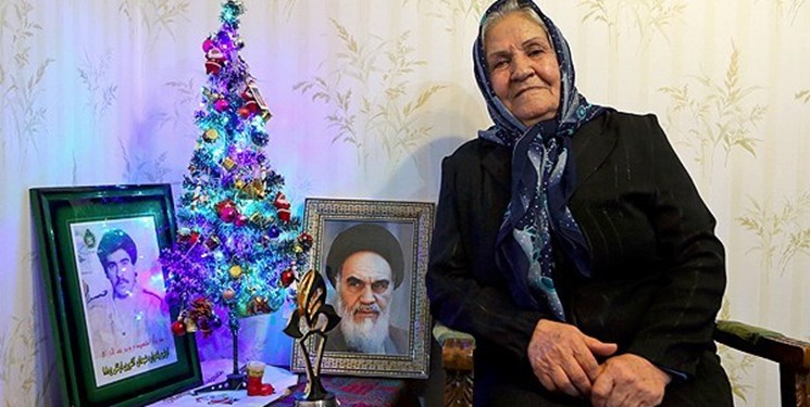 مادر شهید مسیحی: رهبر انقلاب به خانه‌مان آمدند، محبت‌مان به دل همه افتاد