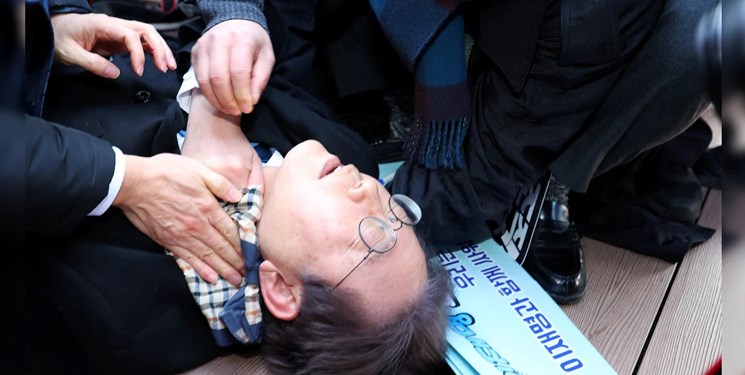 فرد ناشناس با چاقو به رهبر اپوزیسیون کره جنوبی حمله کرد