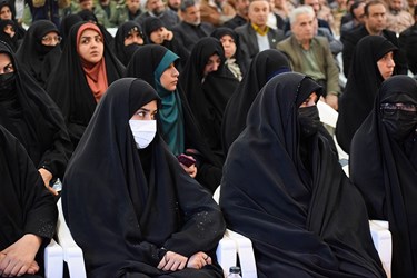 حضور همسر و دختر شهید سردار «سیدرضی موسوی» در سمنان و استقبال خانواده‌های شهدا و مردم از آنها