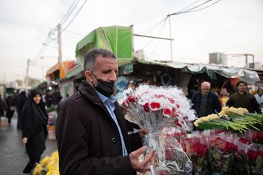 مردی در حال خرید گل برای روز مادر در بازار گل محلاتی تهران،
 سه شنبه 12دی 1402
