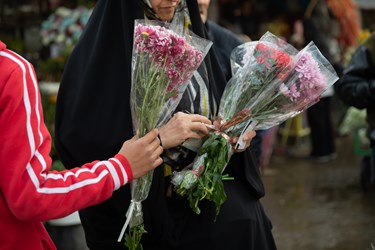حضور مادر و فرزند برای خرید گل در بازار گل محلاتی تهران،
سه شنبه 12 دی 1402
