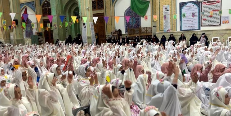 ۱۲۰۰ دانش‌آموز دختر قزوینی آغاز بهار بندگی خود را جشن گرفتند