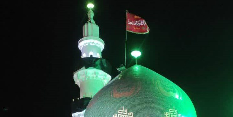 نصب پرچم انتقام مسجدجمکران بر فراز گنبد مسجد گلزار شهدای کرمان + فیلم