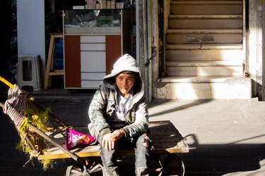  پسر باربر درحال استراحت روی چرخ خود در راسته بازار کفاش ها است.19 دی ماه 1402،فاطمه خادمی باشگاه خبرنگاران توانا