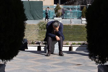 مردی کنار حوض مسجد امام خمینی بازار بزرگ تهران  نشسته است.19 دی ماه 1402،فاطمه خادمی باشگاه خبرنگاران توانا