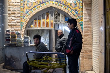 کسبه و باربرها ی بازار پاچنار تهران در حال استراحت هستند.19 دی ماه 1402،فاطمه خادمی باشگاه خبرنگاران توانا