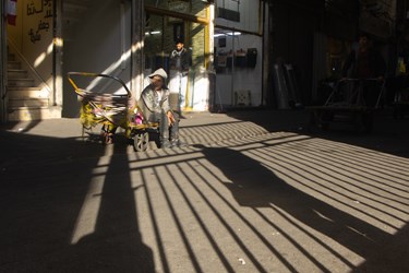 پسر بچه ای بر چرخ باربری خود در راسته بازار کفاش ها استراحت میکند.19دی ماه1402،سمیه مهدوی آذرباشگاه خبرنگاران توانا