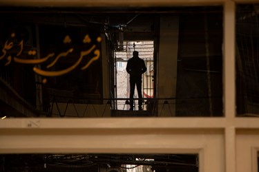 مردی در حال گذر از بازار فرش تهران است.19دی ماه1402،سمیه مهدوی آذرباشگاه خبرنگاران توانا