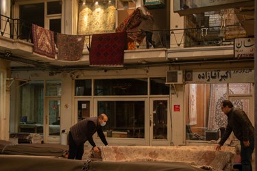 کسبه درساعات اولیه صبح مشغول آماده سازی حجره خود در بازار فرش بازار تهران هستند.19دی ماه1402،سمیه مهدوی آذرباشگاه خبرنگاران توانا