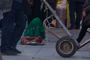  اتباعی در حال تکدی گری در بازربزرگ تهران است.19دی ماه1402،سمیه مهدوی آذرباشگاه خبرنگاران توانا