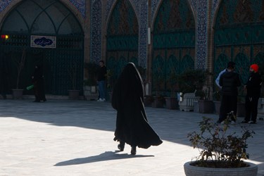 زنی درحال عبور از شبستان مسجد امام خمینی است.19دی ماه1402،سمیه مهدوی آذرباشگاه خبرنگاران توانا