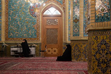 دو زن مشغول نیایش در مسجد امام خمینی بازارهستند.19دی ماه1402،سمیه مهدوی آذرباشگاه خبرنگاران توانا