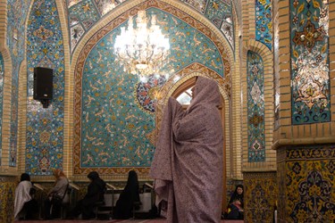 زنی در حال نیایش در مسجد امام خمینی است.19دی ماه1402،سمیه مهدوی آذرباشگاه خبرنگاران توانا