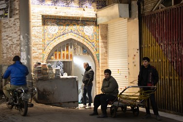 کسبه در حال استراحت در بازار پاچنار تهران هستند.19دی ماه1402،سمیه مهدوی آذرباشگاه خبرنگاران توانا