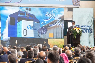 رونمایی از اولین دستاورد بازسازی و نوسازی لوکوموتیو در تبریز 