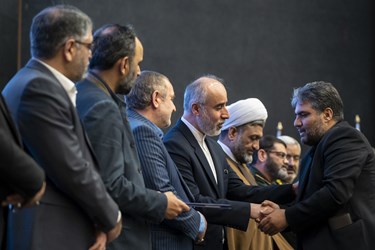 تقدیر از خانواده های شهدای کرمان در نشست رسانه ای علیه تروریسم 