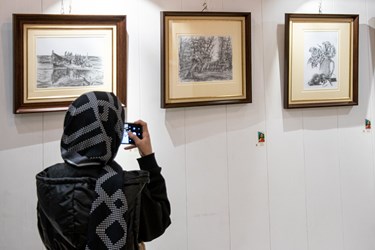  بازدید علاقمندان از نمایشگاه هنر های تجسمی  به نام ایران در برج آزادی تهران 22 دی ماه 1402