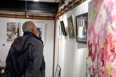 حضور علاقه مندان به هنر در افتتاحیه نمایشگاه هنر های تجسمی  به نام ایران در گالری برج آزادی جمعه 22 دی ماه 1402