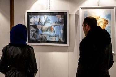 حضور علاقه مندان به هنر در افتتاحیه نمایشگاه هنر های تجسمی در گالری برج آزادی