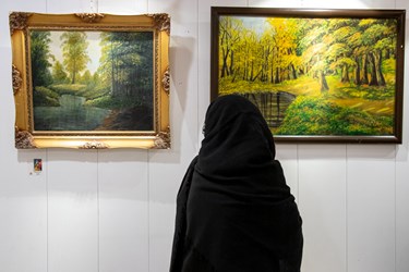  بازدید علاقمندان از نمایشگاه هنر های تجسمی  به نام ایران در برج آزادی تهران 22 دی ماه 1402