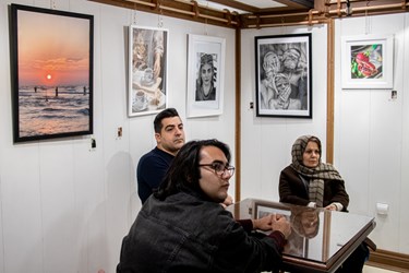 حضور اقشار مختلف مردم علاقه مند به هنر در افتتاحیه نمایشگاه هنر های تجسمی در گالری برج آزادی