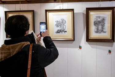 حضور علاقه مندان به هنر در افتتاحیه نمایشگاه هنر های تجسمی در گالری برج آزادی
