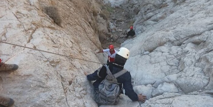 نجات ٢ فرد گرفتار شده در ارتفاعات جاده چالوس