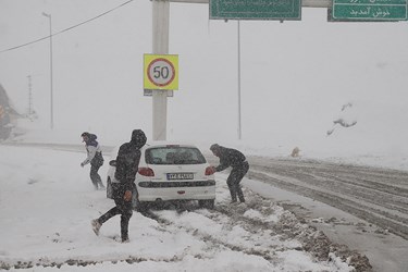 برف بازی مسافران در حاشیه جاده کندوان