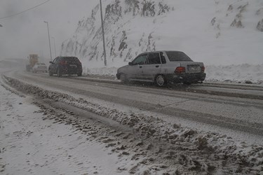 تردد خودروها در جاده برفی کندوان