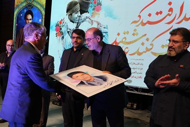 اختتامیه دومین نمایشگاه هنرهای تجسمی ایثار منطقه 5 کشور در شیراز .