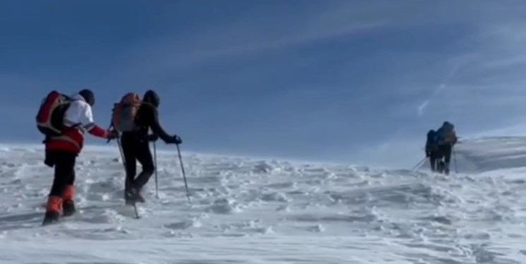 صعود امدادگر لرستانی به قله ۷۱۳۴ متری در قرقیزستان